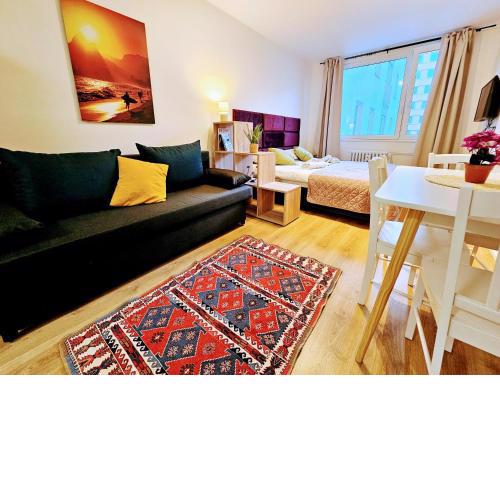 2 BEDROOM FAMILY APARTMENT FOR 1-8 GUESTS, 20 mins to Centre, FREE Gym, Reception, Parking, Roof Terrace, Game & Party Room