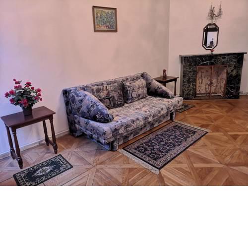 2 rooms apartment, for 6 people, 72m². Fully furnished, kitchen, air conditioning, fireplace! Prague 1, center, 5min walk to Wenceslas Square. Skolska street, Nove Mesto