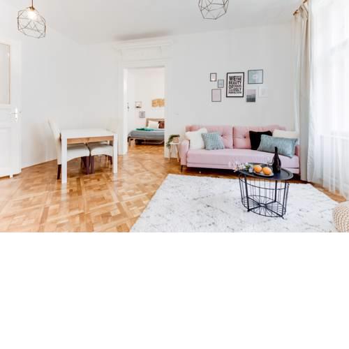 Beautiful, luxury apartment 2BDs in the heart of the city center