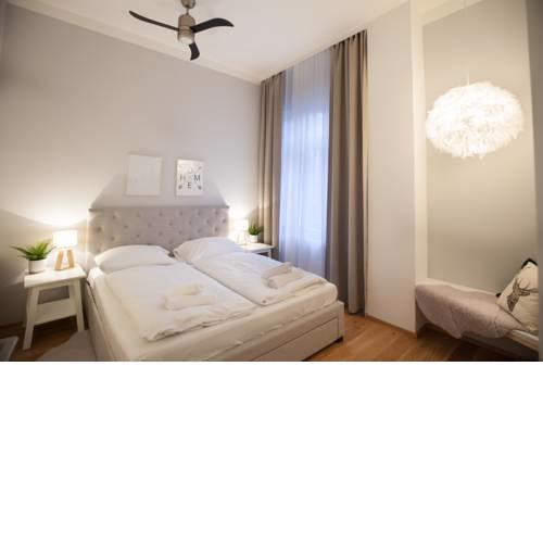 Brand new spacious apartment near Main Bus & Train Station by easyBNB