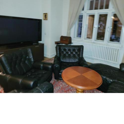Bright 2BDR sleeps 8 near center M1