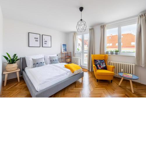 BRIGHT CHARMING Apt with TERRACE, PARKING & AirCo.