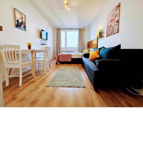 CITY-VIEW DELUXE SUITE FOR 1-4 GUESTS, 20 Mins to center, FREE Gym, Reception, Parking, Roof Terrace, Game & Party Room