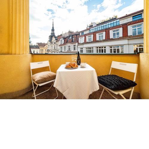 Elegant Old Town Apt with Free Garage and Balcony
