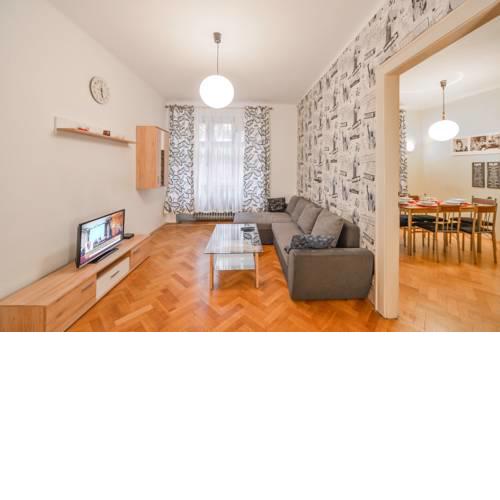 Family 4 room Apartment 10 mins from Old Town center