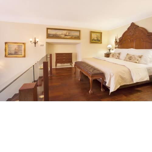 Iron Gate Hotel & Suites