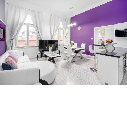 Luxury 3KK Apt w/2KINGBeds 65”TV,Next Wenceslas Sq