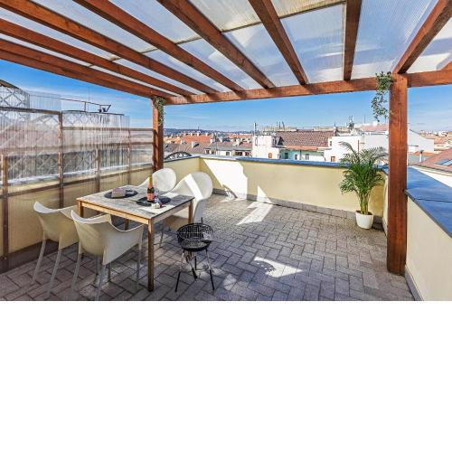 Modern Attic with Terrace - machova