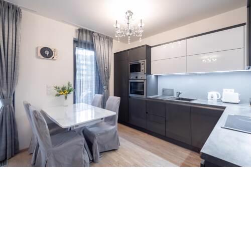 MOON apt,2min TRAM station,PARKING