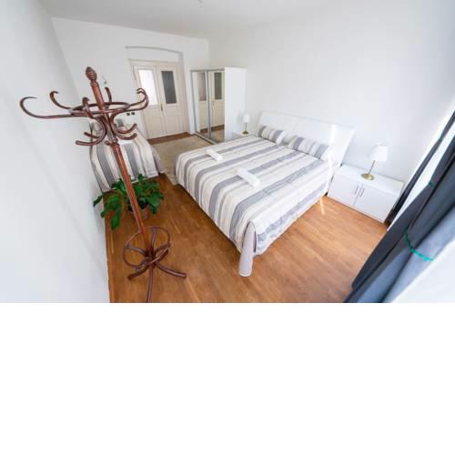 Moskevska Apartment - 3 bedrooms with King size beds