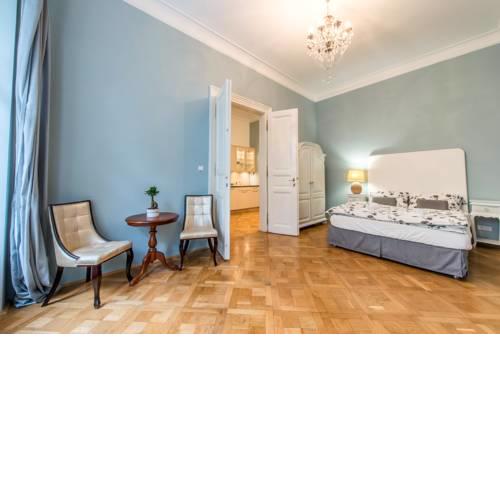 NEWTOWN GRAND APARTMENT next to Main train station