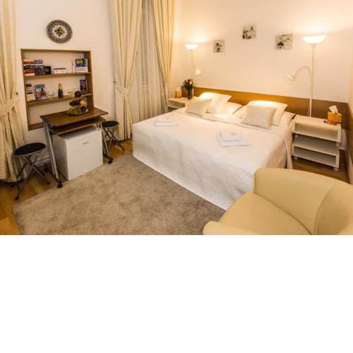 Old town square three bedroom apartment by easyBNB