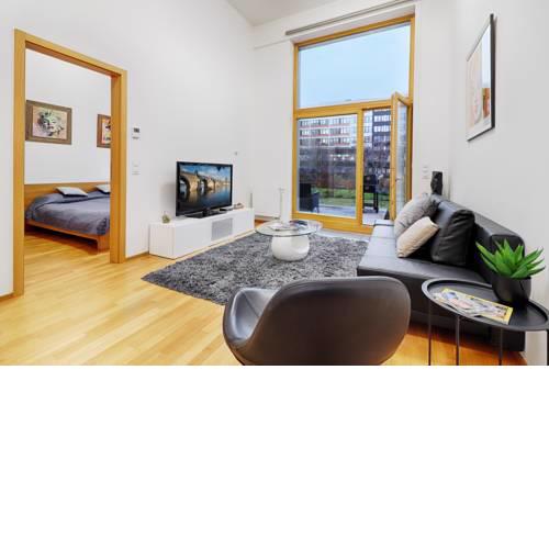 Riverside Apartment with Free Parking & Garden near Centre