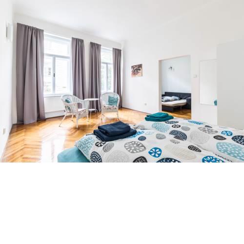 Romantic And Bright Apartment Near Underground Station