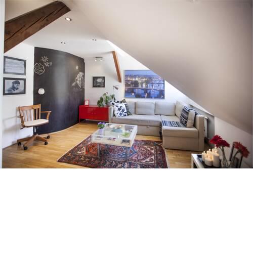 Roof flat 15' to Charles Bridge