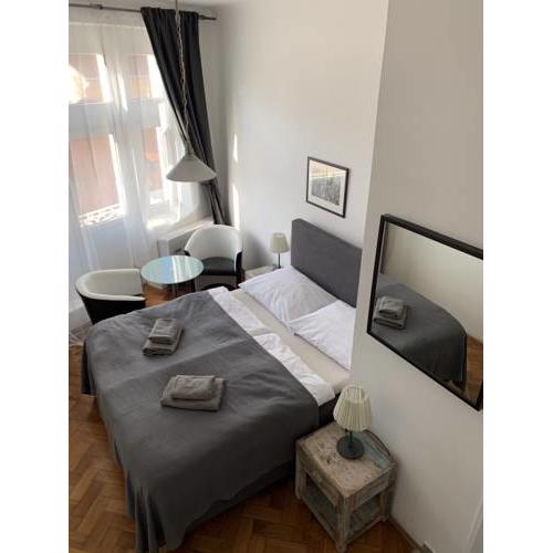 Small Old School Studio with balcony