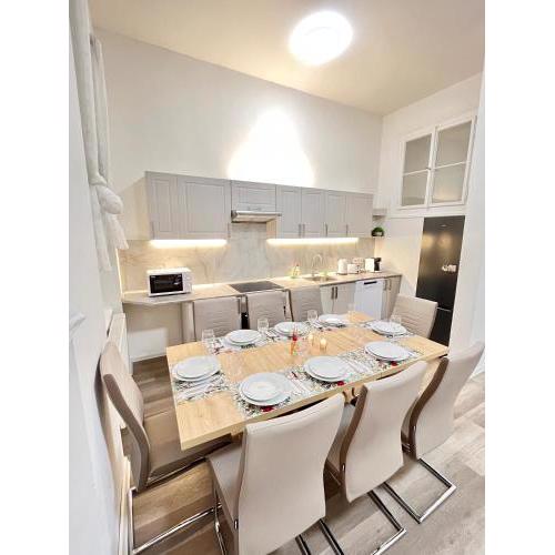 Spacious 2BDR apartment with balcony in Wenceslas Square