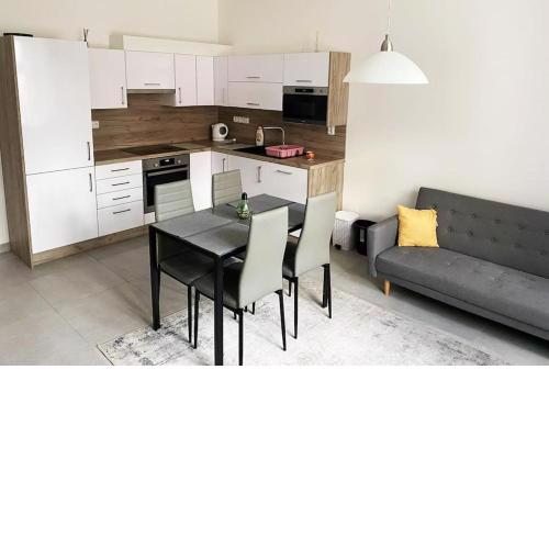 Spacious 2BR apartment 6min from Prague Castle!