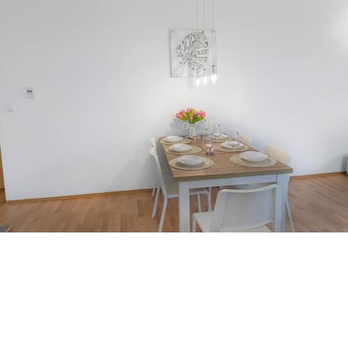 Spacious Modern apt *10 MINUTES from City Center*