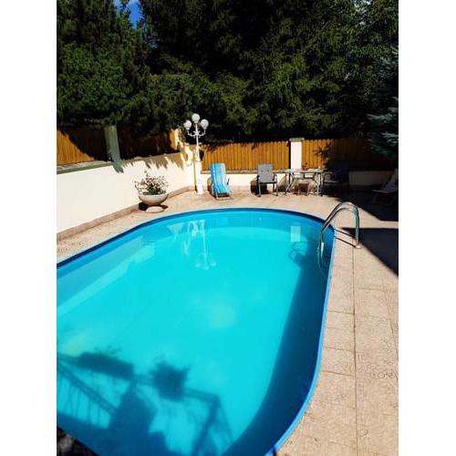 Sunny apartment with swimming pool