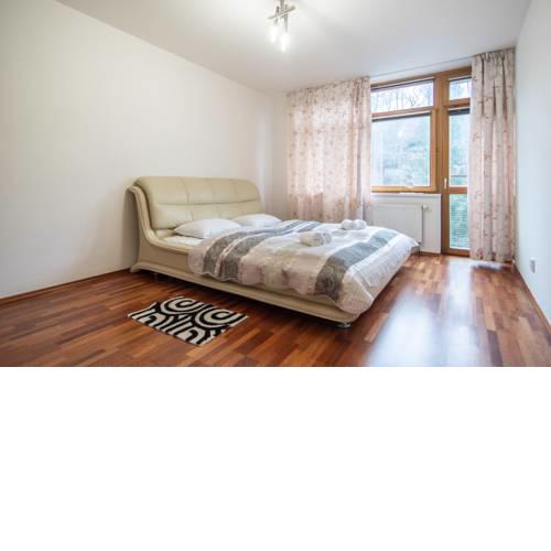 Three bedroom apartment with balconies and garage near metro by easyBNB