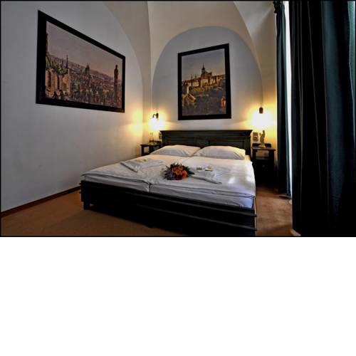 U Cervene zidle - Red Chair Hotel
